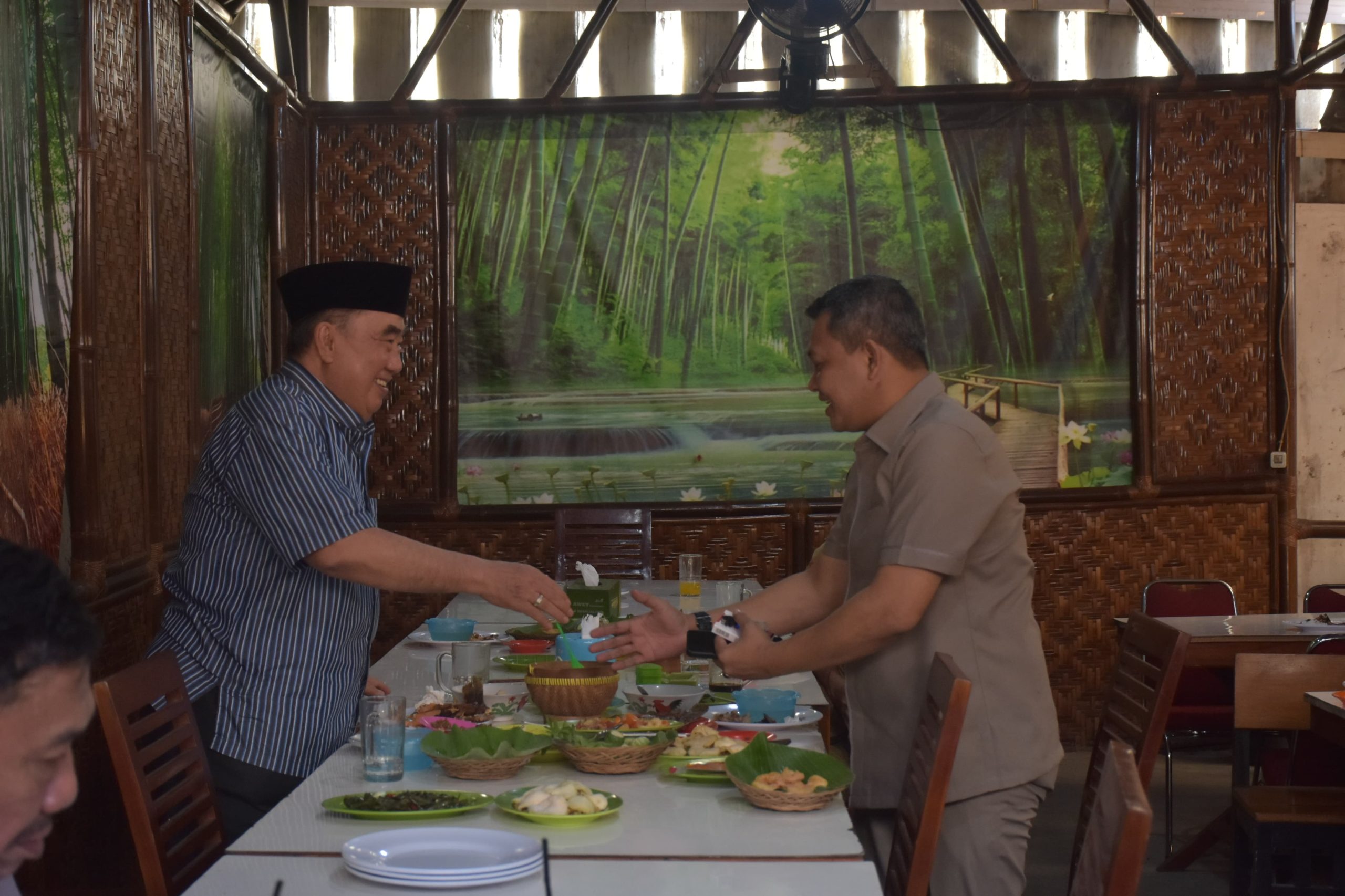 Ketua DPRD Tanggamus Makan Siang Bersama Moh. Saleh Asnawi, Bahas Apa?