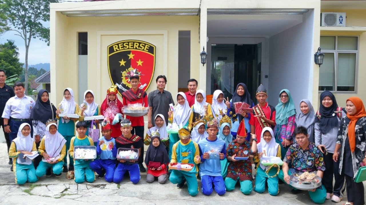 Sekolah Luar Biasa Tanggamus Kunjungi Polres Tanggamus