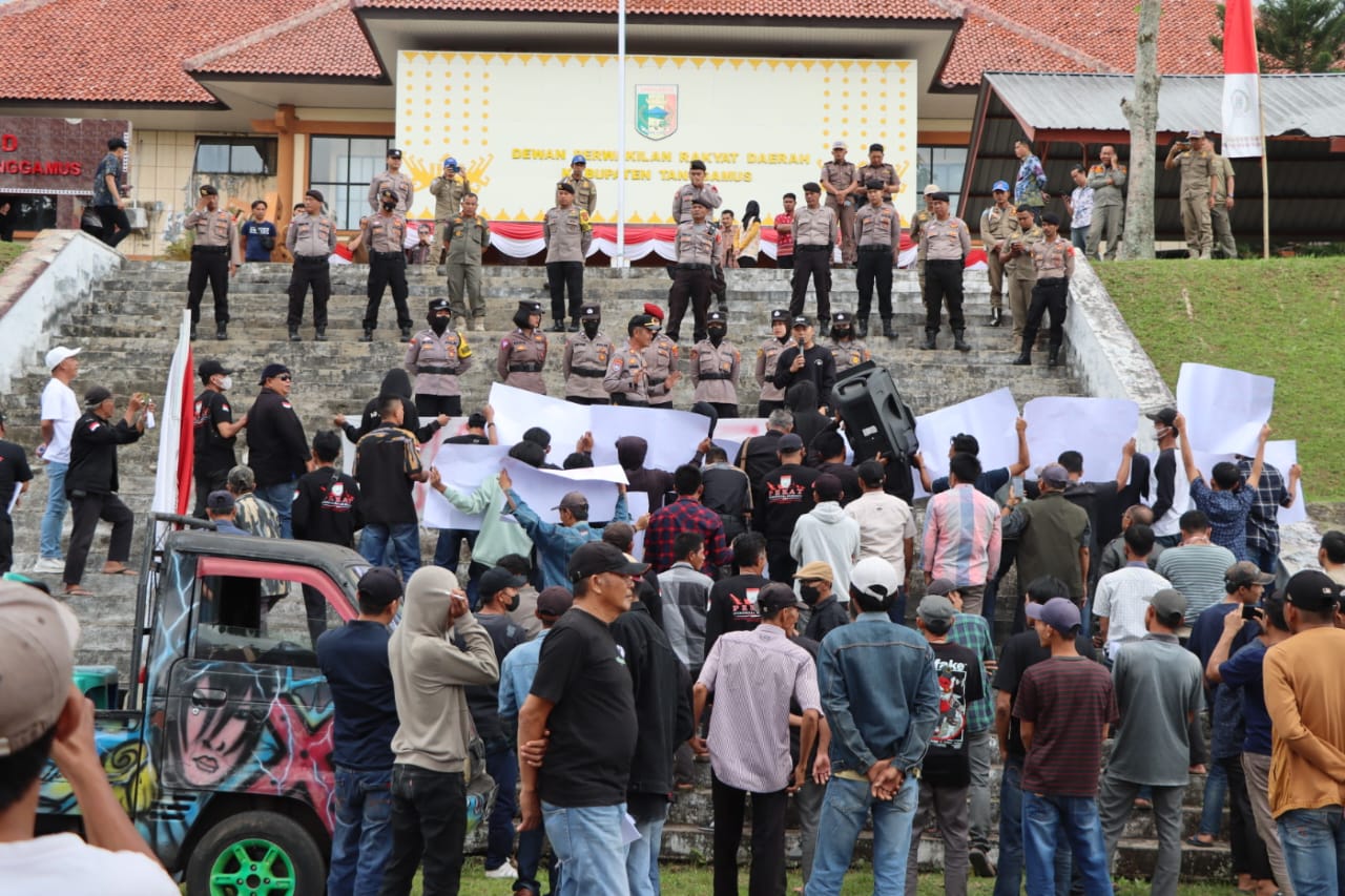 Waduh, Baru Selesai Pendaftaran Paslon Pilbup, Polres Tanggamus Amankan Aksi Unjuk Rasa di DPRD dan Kejari