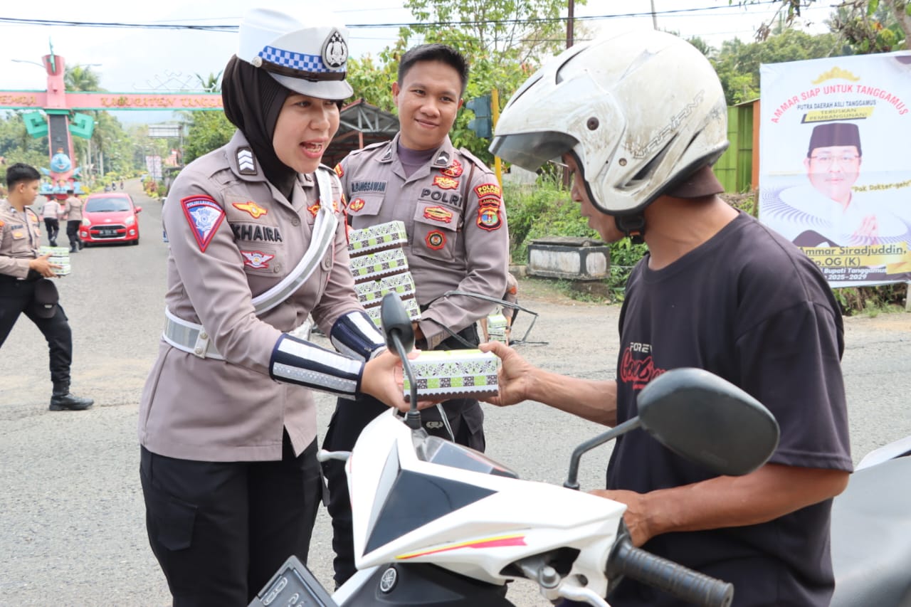 Polres Tanggamus Gelar Aksi Jumat Berkah, Bagikan Nasi kepada Pengojek dan Pengguna Jalan