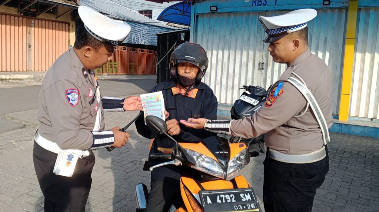 Ops Zebra Krakatau 2024, Sat Lantas Polres Tanggamus Bagikan Pamflet