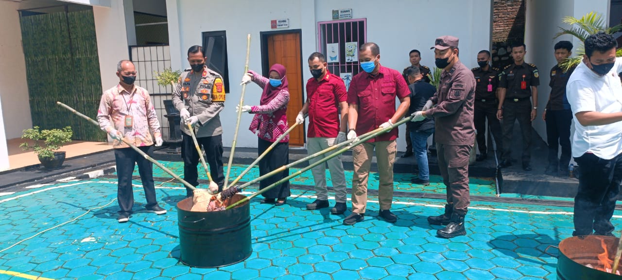 Kejari Tanggamus Gelar Kegiatan Pemusnahkan Barang Bukti