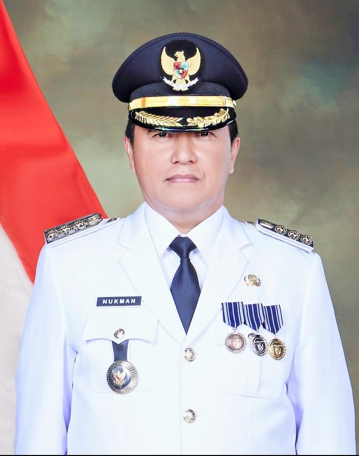 Pj Bupati Lampung Barat Bersama Istri Memberikan Hak Suara di TPS 04 Suka Makmur