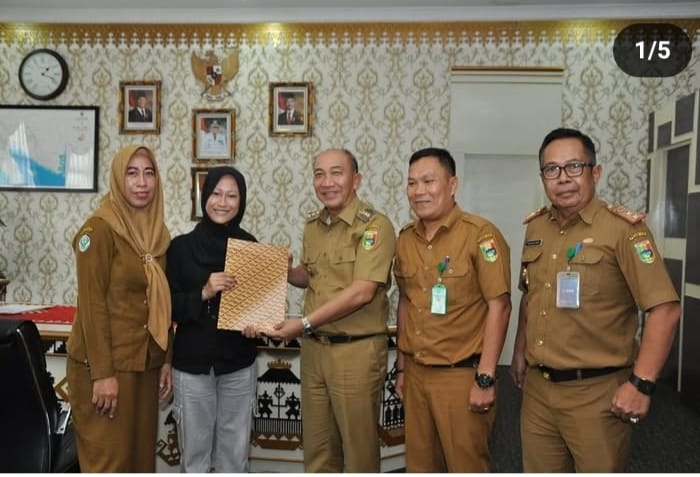 Raih Emas di Ajang FSN, Afina Salsabila Mendapat Tali Asih Dari Pj Bupati Tanggamus