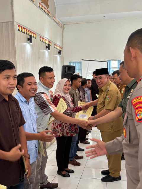 Launching Kopdes Merah Putih, Bupati Tanggamus Serahkan Akta Hukum Usaha Kepada Pengurus Kopdes