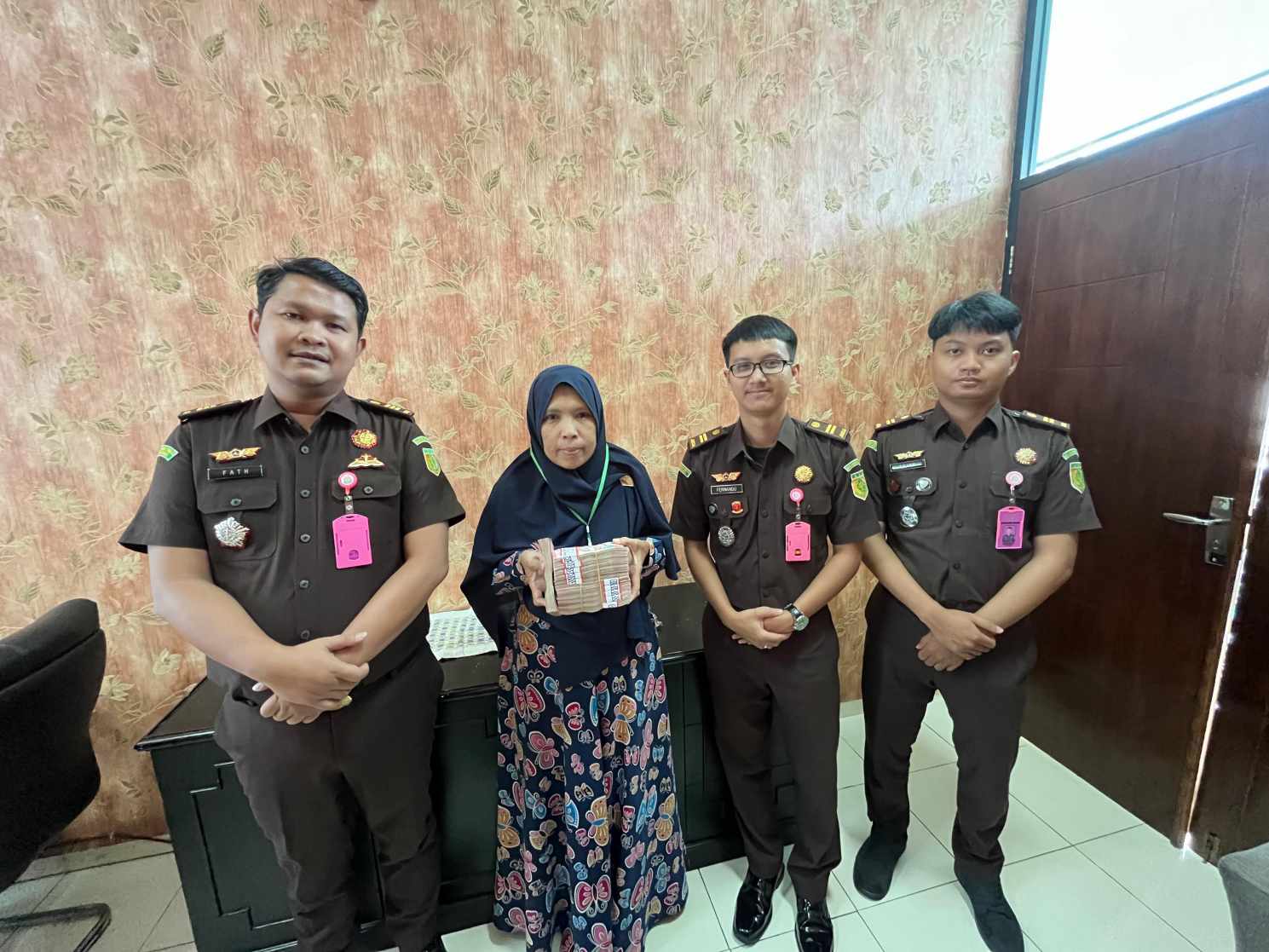 JPU Kejari Tanggamus Terima Uang Pengganti Korupsi BPRS Dari Keluarga Agung Pamungkas