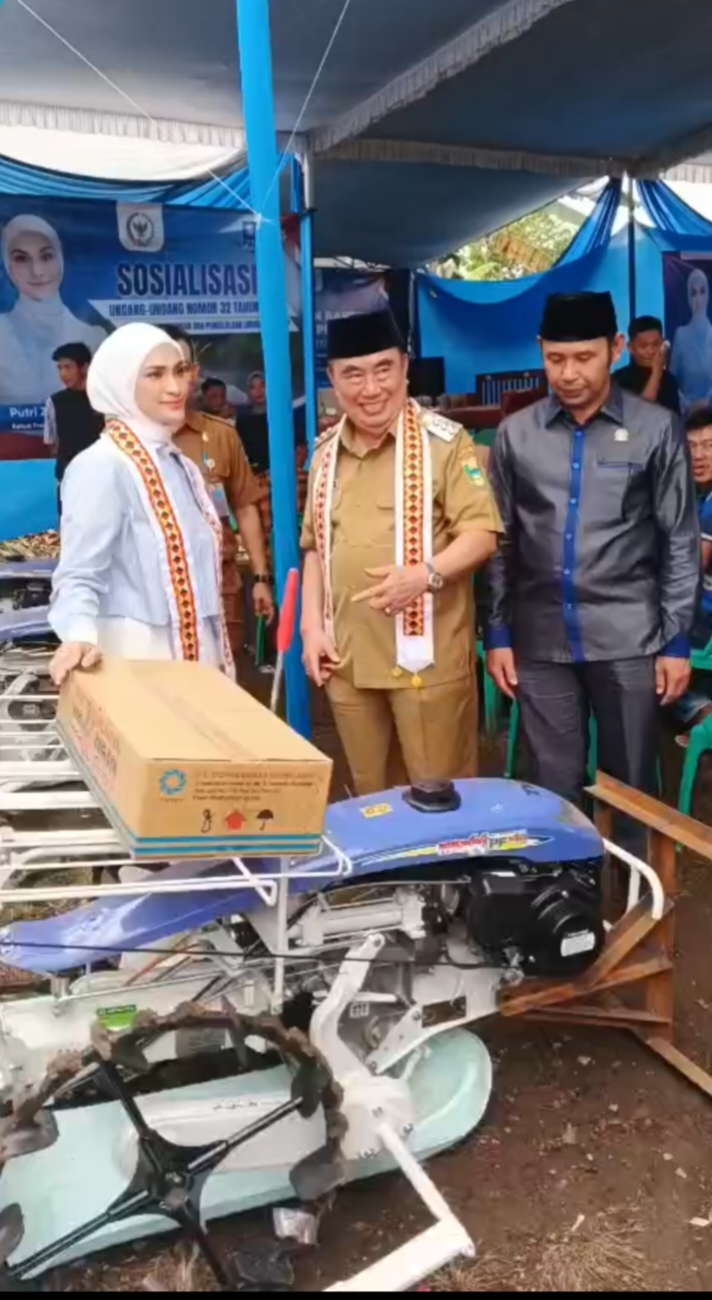 Putri Zulkifli Hasan Serahkan Bantuan Alsintan Kepada Gapoktan Tanggamus
