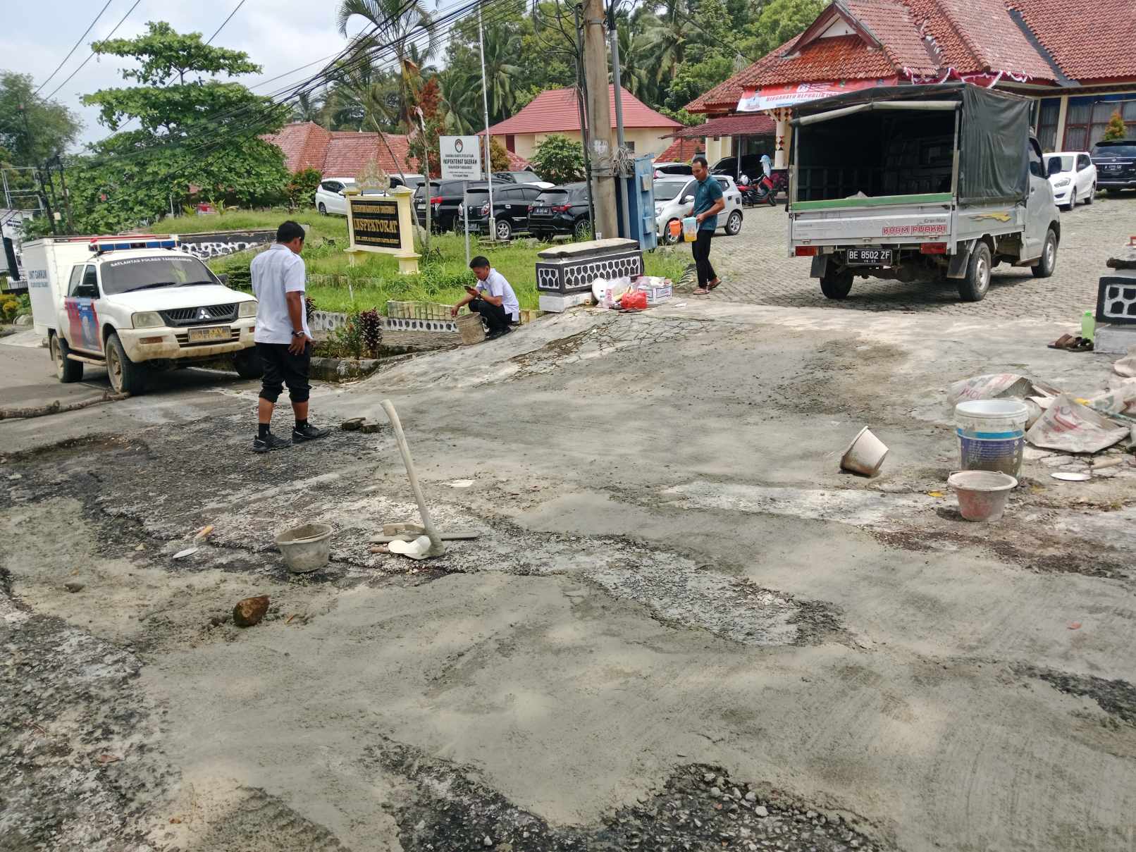 Pegawai Inspektorat Tanggamus Patungan Perbaiki Jalan Berlubang