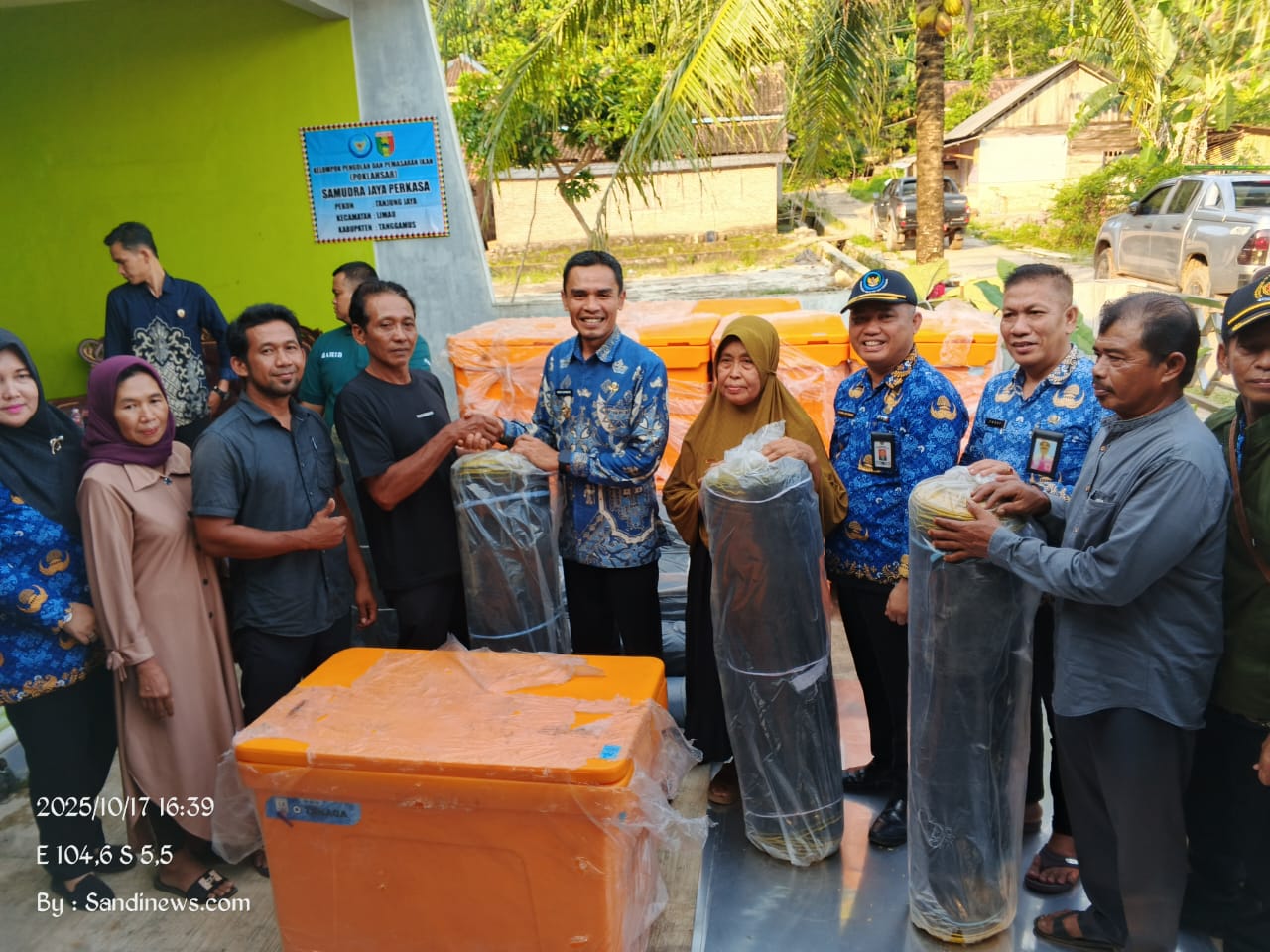 Wabup Tanggamus Bagikan Bantuan Kepada Nelayan di 2 Kecamatan