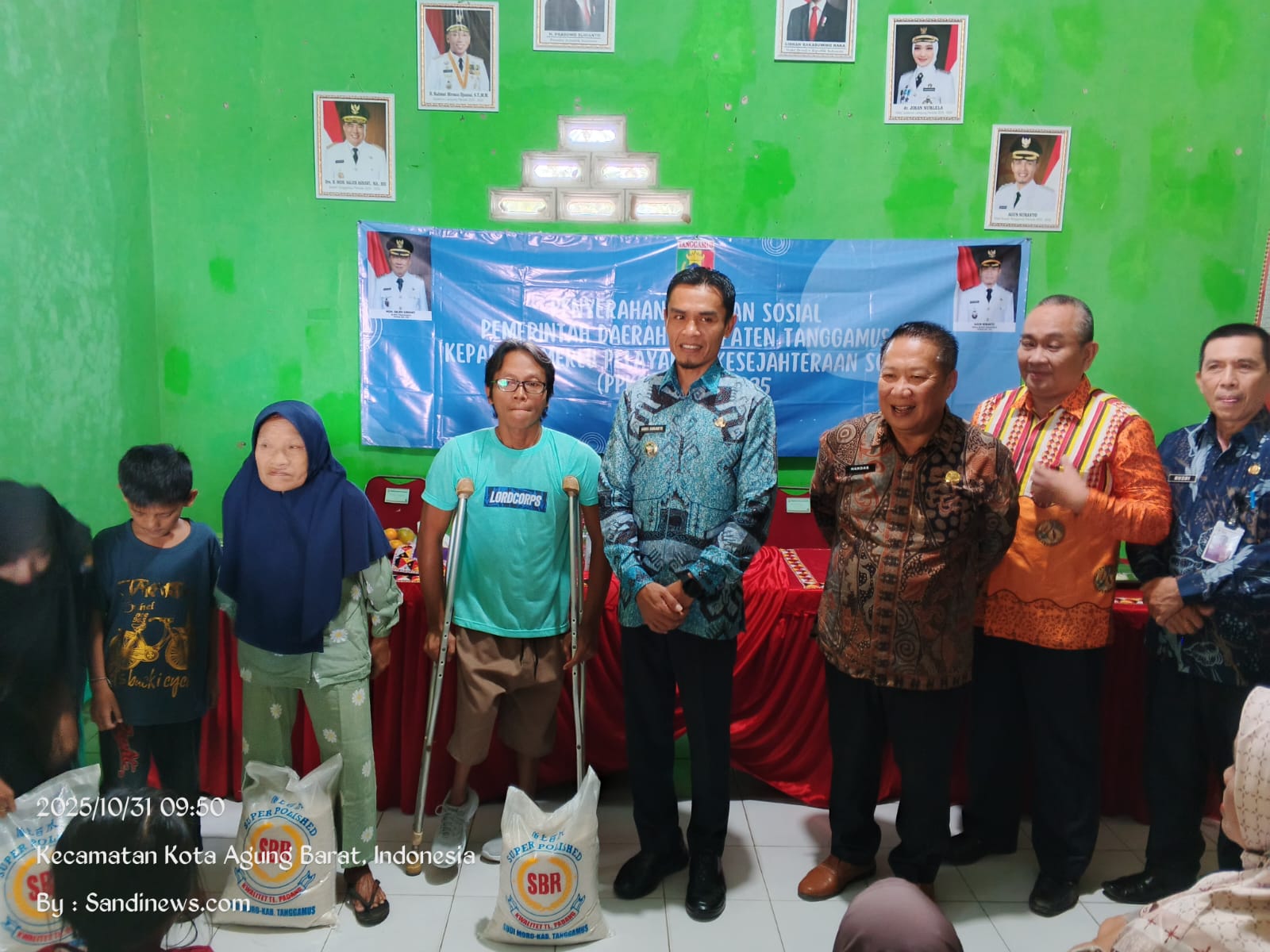 Wakil Bupati Tanggamus Agus Suranto Serahkan Bansos PPKS
