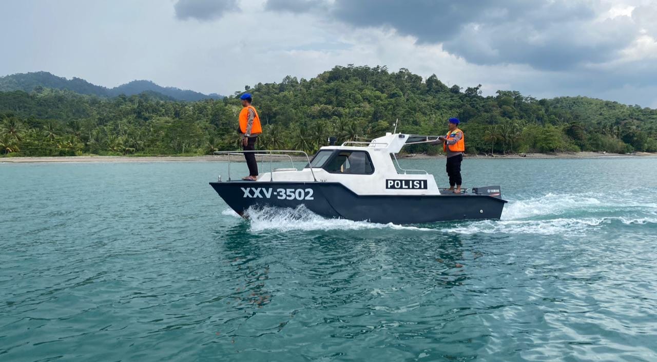 Satpolairud Polres Tanggamus Lakukan Patroli dan Pencarian Korban Hilang Kebakaran KM Maulana 3.0