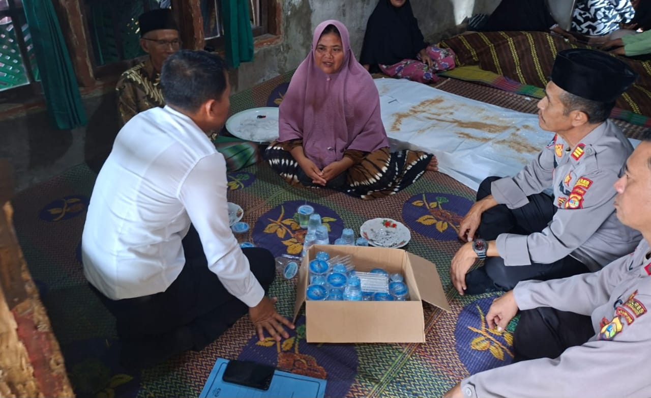 Polres Tanggamus Takziah ke Rumah Duka Korban Tenggelam di Way Lalaan