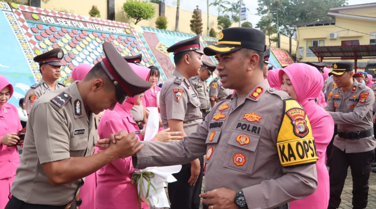 Kapolres Tanggamus Pimpin Upacara Kenaikan Pangkat 52 Personel 