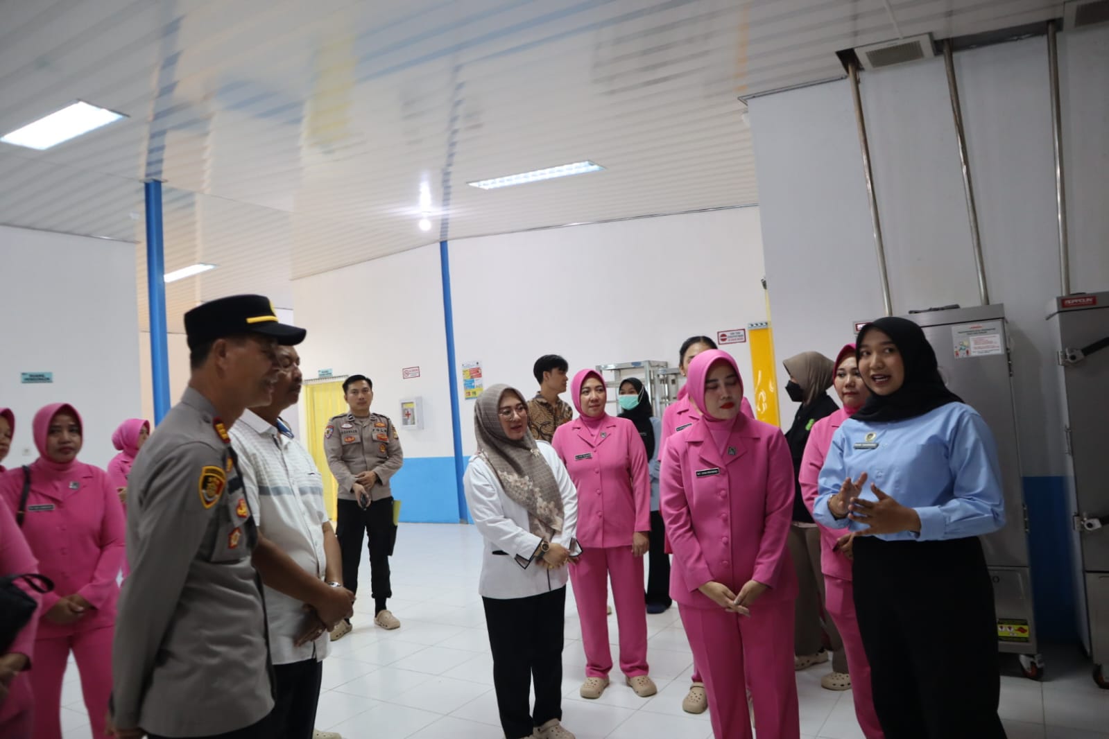 Ketua Bhayangkari Cabang Tanggamus Tinjau Dapur SPPG, Pastikan Program Makan Bergizi Gratis Berjalan Optimal