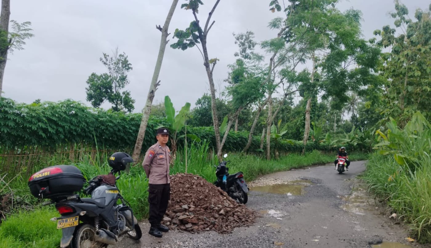Respon Cepat Polsek Pugung, Patroli Cegah Pungli di Jalan Rusak Pekon Tanjung Kemala