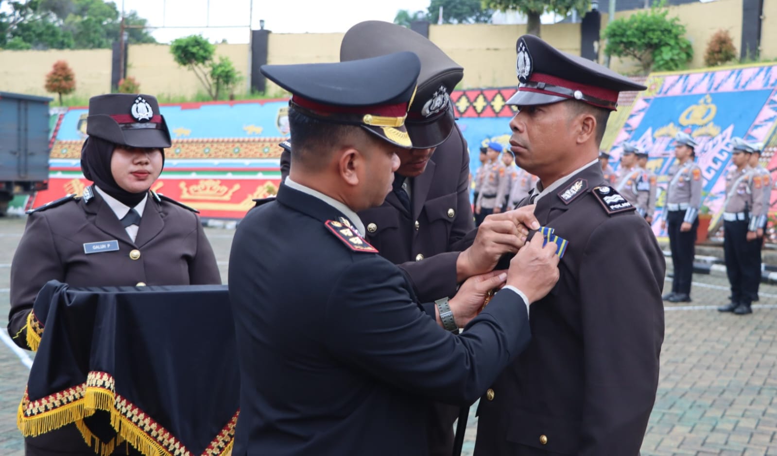 Kapolres Tanggamus Sematkan Satyalencana Pengabdian dari Presiden RI kepada Sembilan Personelnya