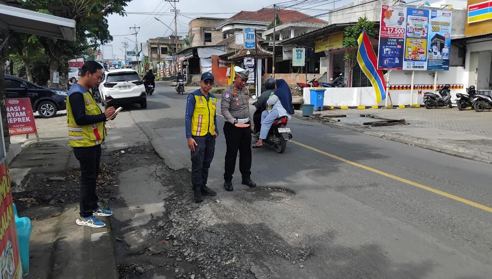 Satlantas Polres Tanggamus Cek Jalan Berlubang dan Titik Rawan Laka di Jalinbar