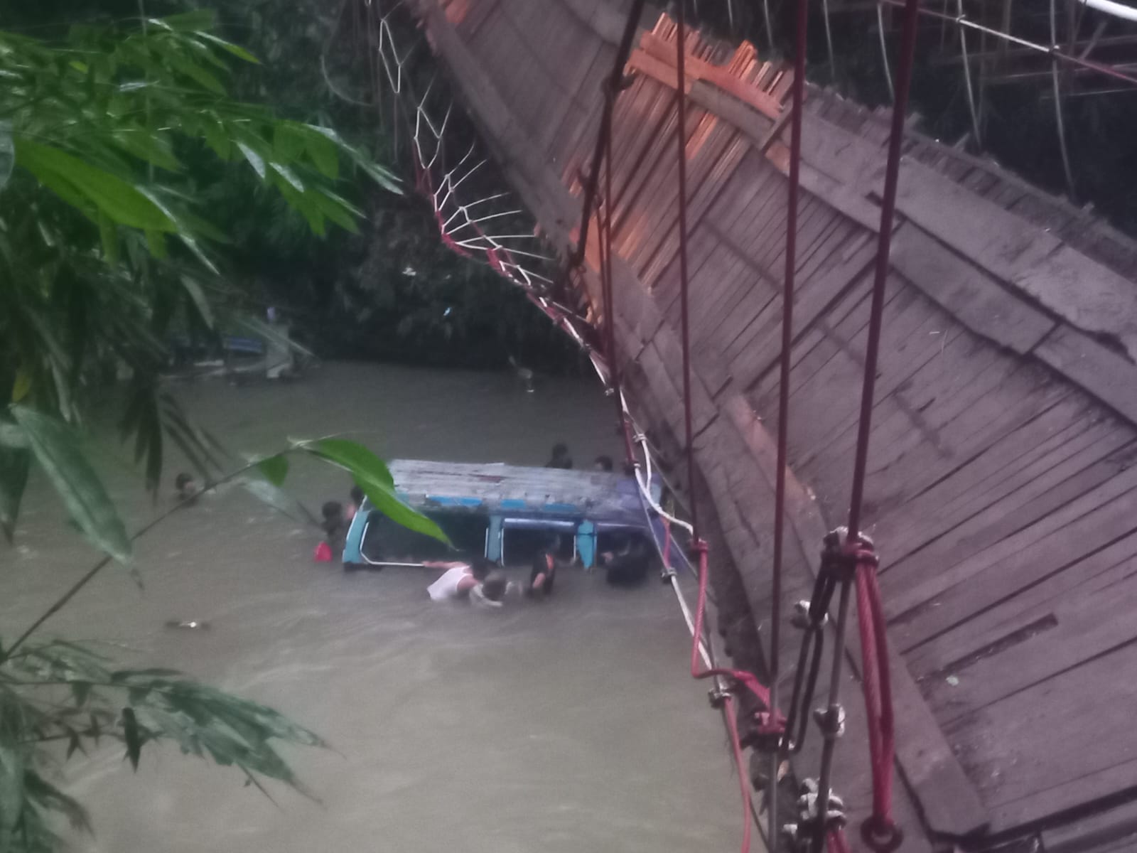 Diduga Kelebihan Muatan, Mobil Angkot Kecebur Sungai
