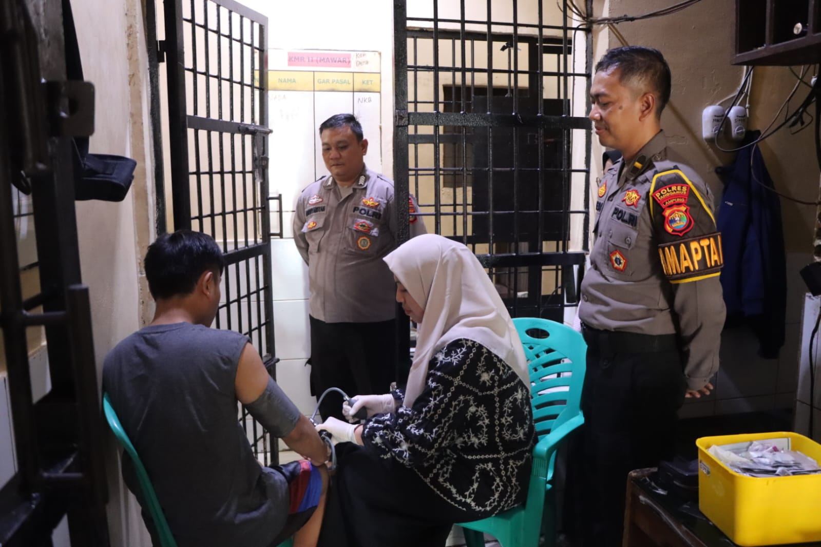 Jelang Buka Puasa, Dokkes Polres Tanggamus Periksa Kesehatan Tahanan