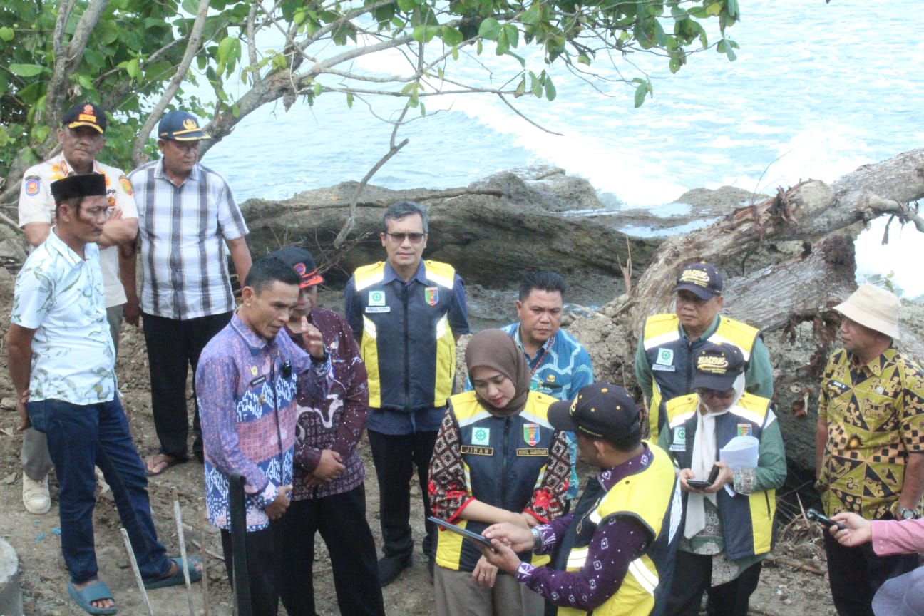 Wagub Lampung Bersama Wabup Tanggamus Meninjau Perbaikan Jalan Simpang Umbar – Putih Doh, Wagub :  Jalan Bagian Penting Pembangunan Daerah 