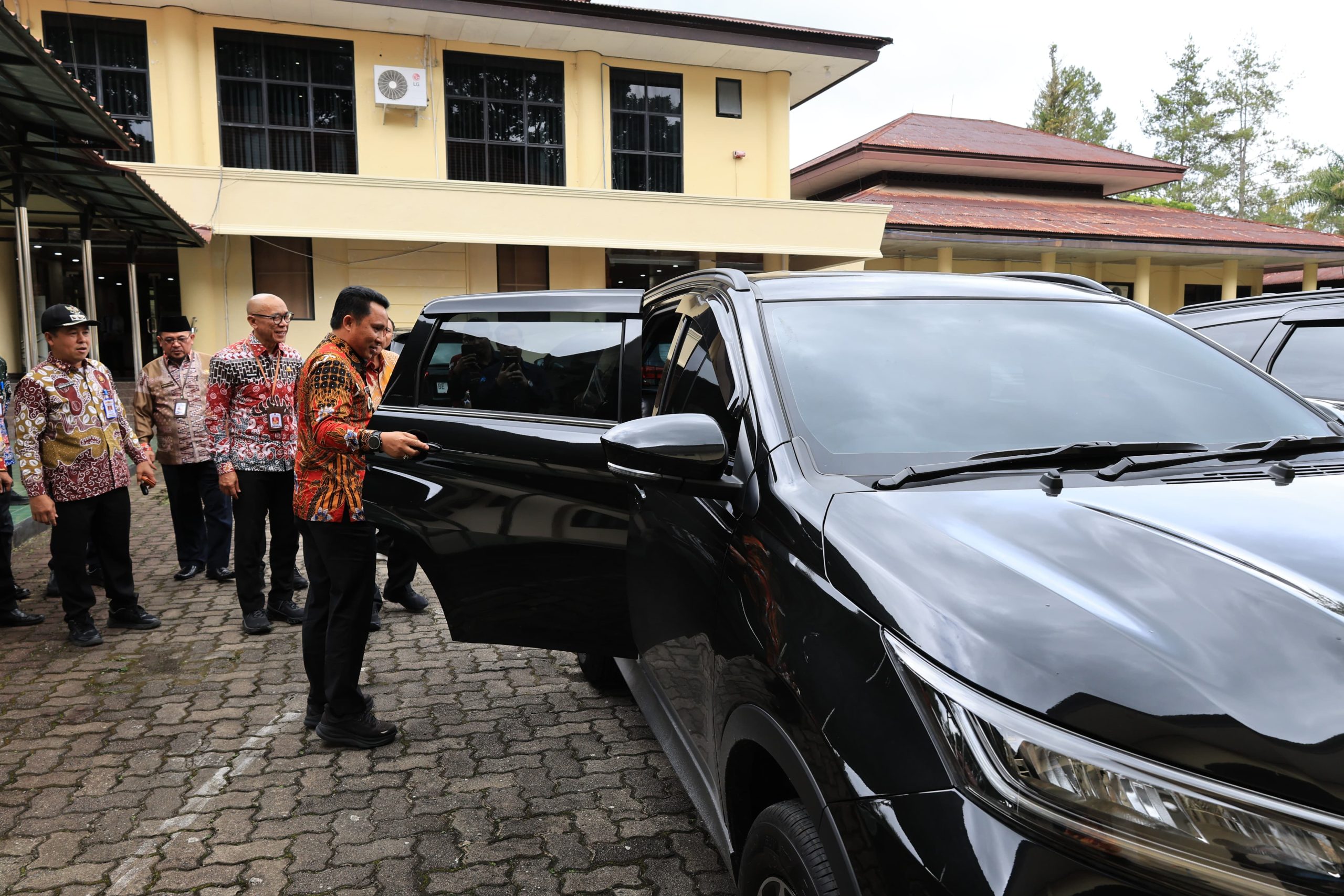 Bupati Lampung Barat Izinkan Masyarakat Pakai Mobil Dinas Camat Untuk Keperluan Pernikahan dan Antar Pasien