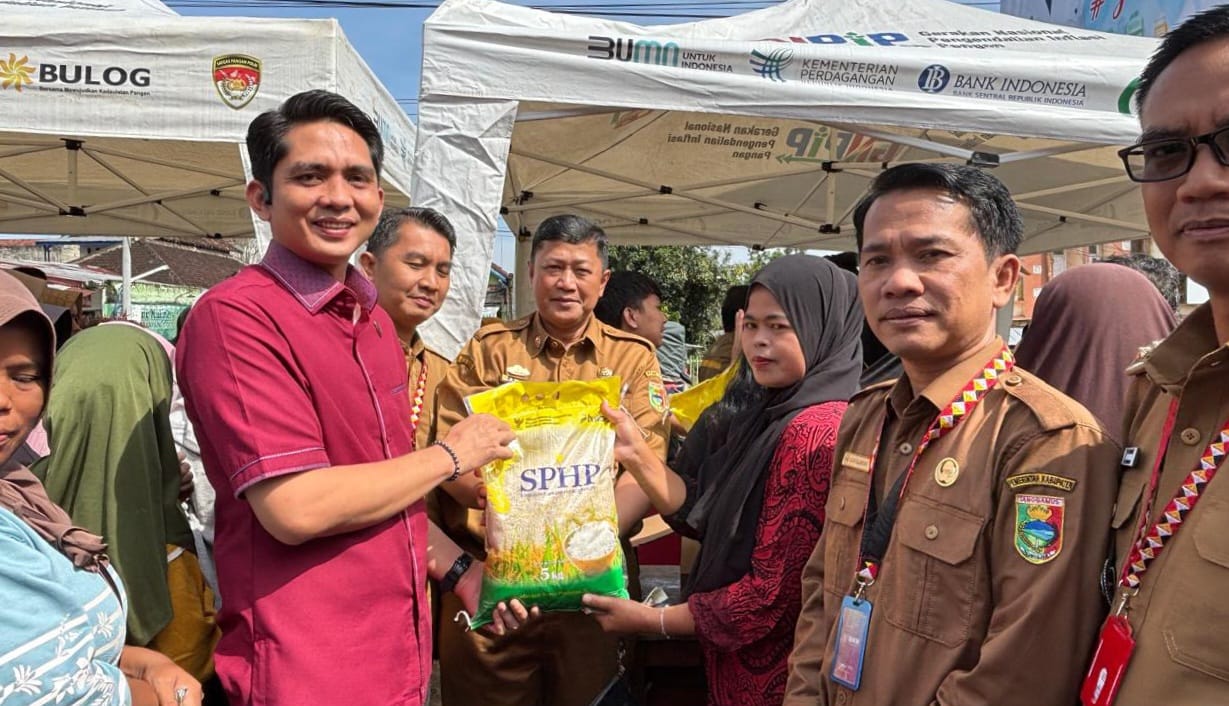 Jelang Lebaran Polres dan Pemkab Tanggamus Gelar Gerakan Pangan  Murah di Talang Padang
