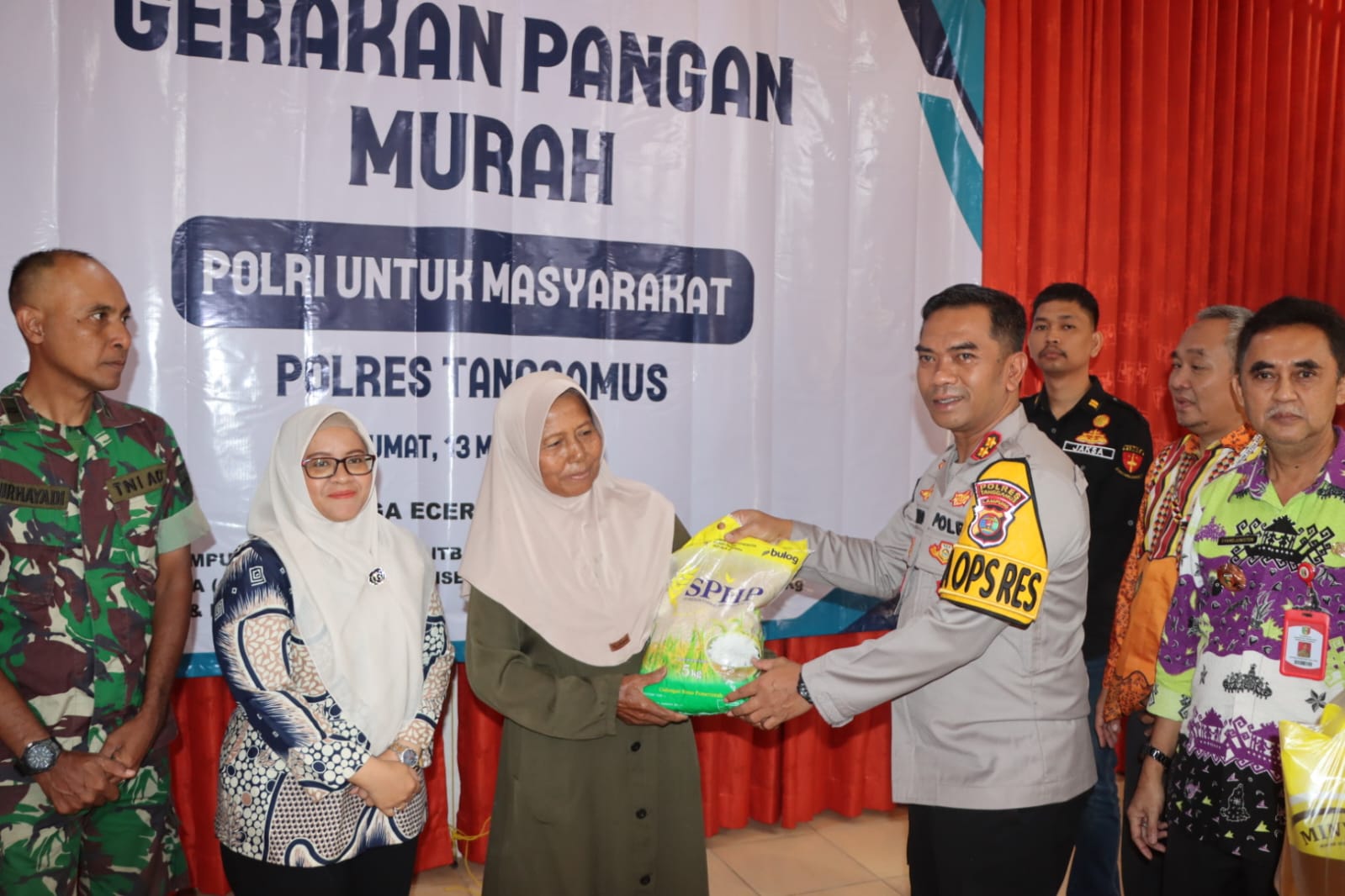 Polres Tanggamus Gelar Gerakan Pangan Murah di Gisting, Warga Antusias Beli Bahan Pokok