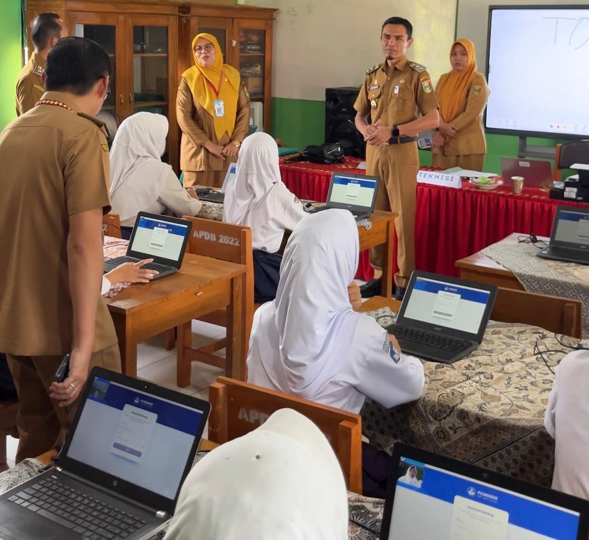 Wabup Tanggamus Tinjau Pelaksanaan TKA 2026 di SMPN 1 Gisting dan SMPN 1 Kotaagung Timur 