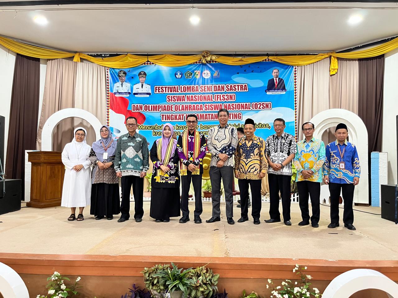 Didampingi Wakil Ketua TP-PKK, Mas Wabup Buka FLS3N dan O2SN Kecamatan Gisting