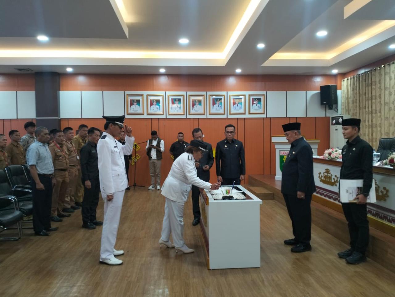 Lantik Kepala Pekon, Bupati Tanggamus Ingatkan Pentingnya Budaya Kerja Jalan Lurus