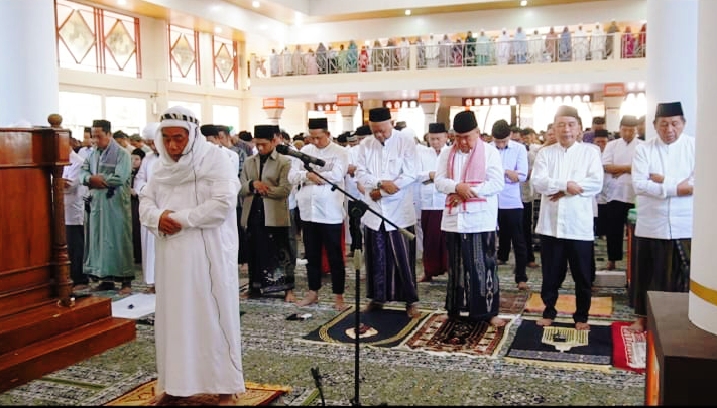 Bupati Jalan Lurus Salat Idul Adha di Masjid Agung Nurul Faizin
