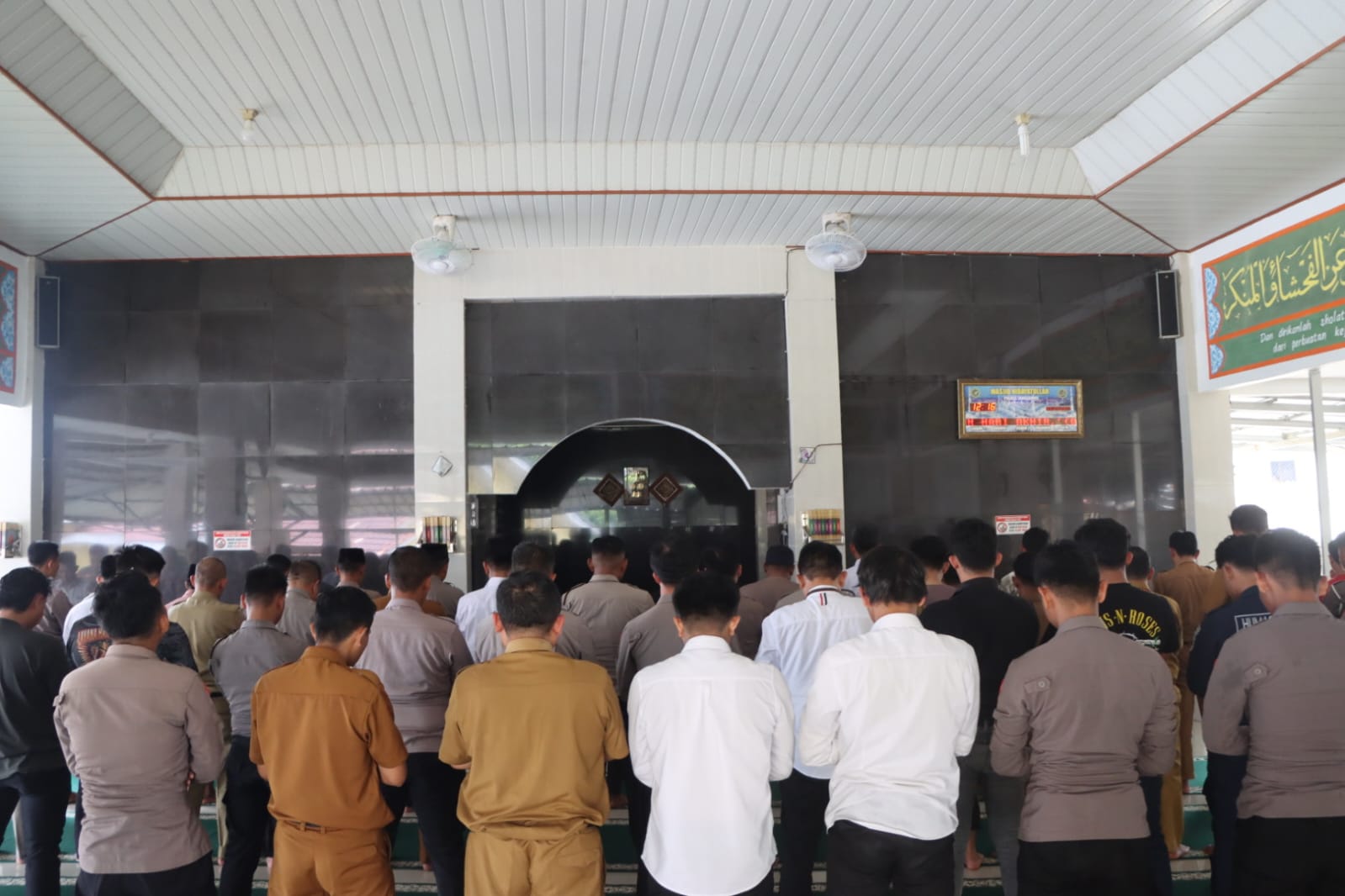 Polres Tanggamus Gelar Shalat Ghaib untuk Almarhum Bripka Anumerta Arya Supena di Masjid Hidayatullah