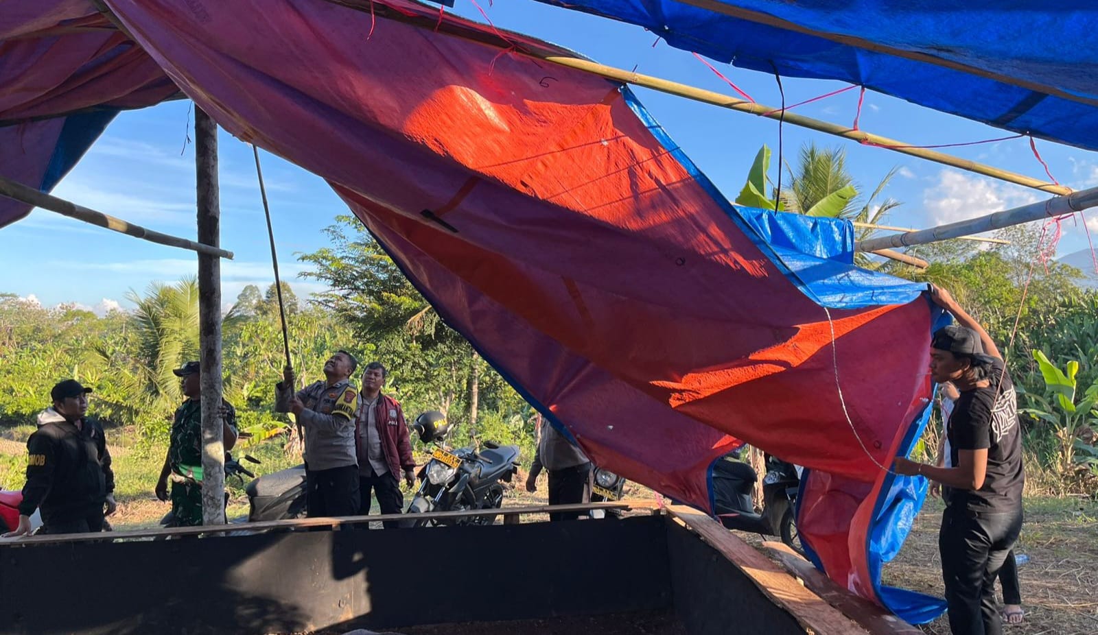 Polsek Pulau Panggung dan Koramil Bongkar Gelanggang Sabung Ayam di Area Perkebunan Sinar Mancak