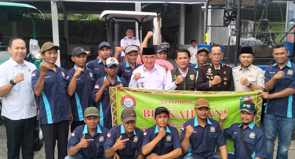 Bupati Tanggamus Serahkan 5 Unit Alsintan Bantuan Kementan RI
