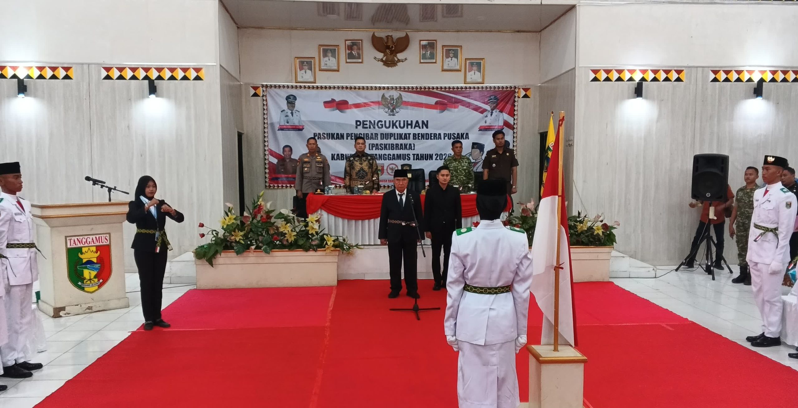 Bupati Saleh Asnawi Kukuhkan 33 Anggota Paskibraka Tanggamus