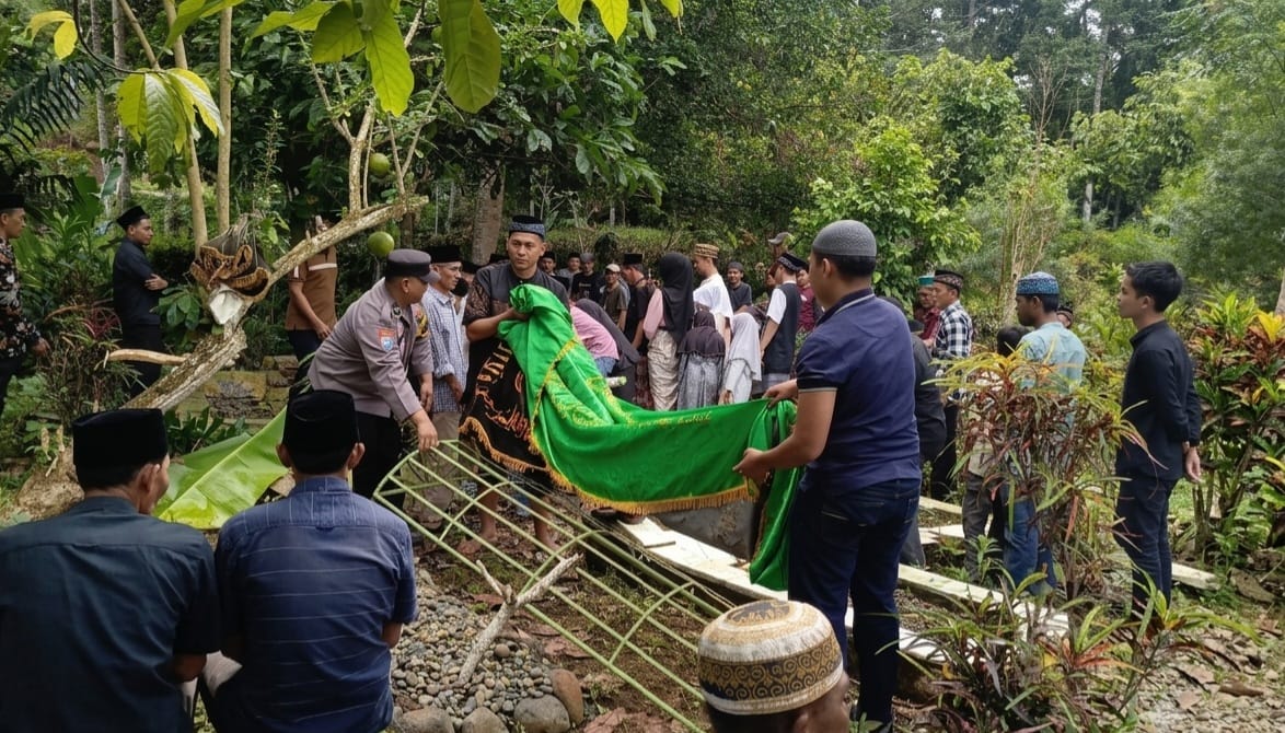 Sambang Duka, Bhabinkamtibmas Polsek Kota Agung Takziah ke Rumah Warga Pekon Teratas