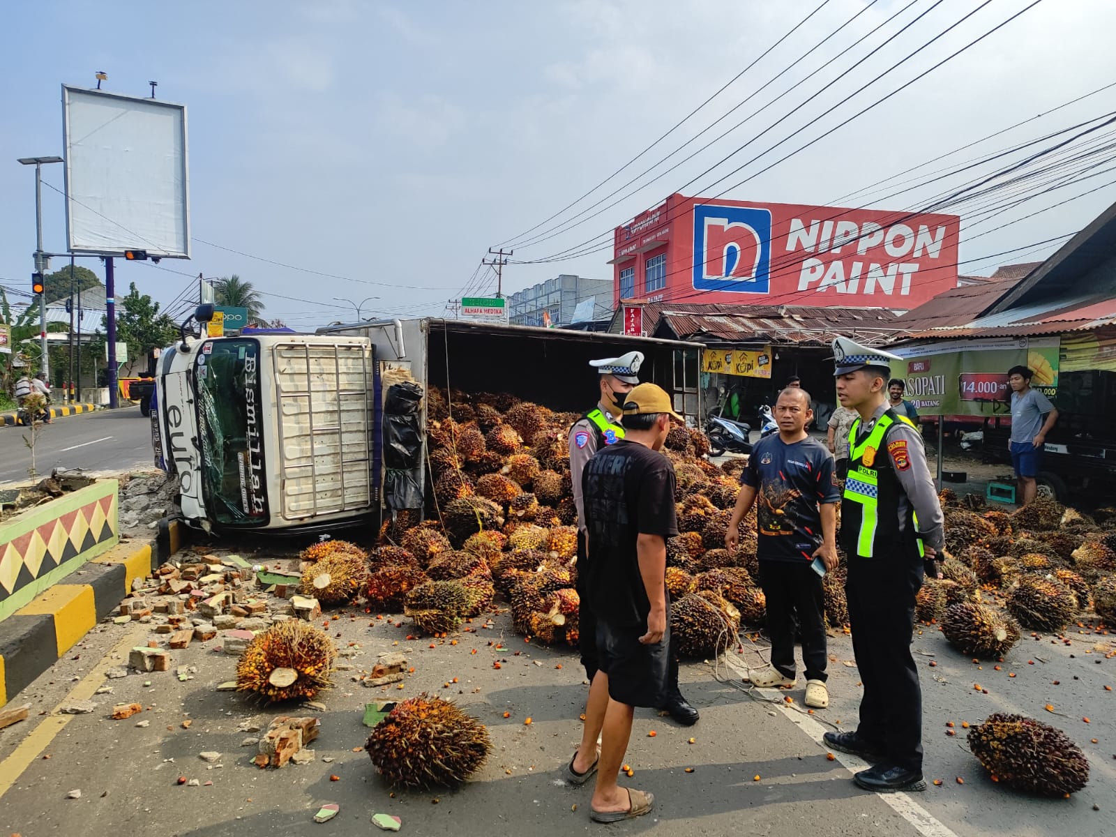Satlantas Polres Tanggamus Lakukan Olah TKP dan Pengamanan Jalur Truk Terguling di Kota Agung