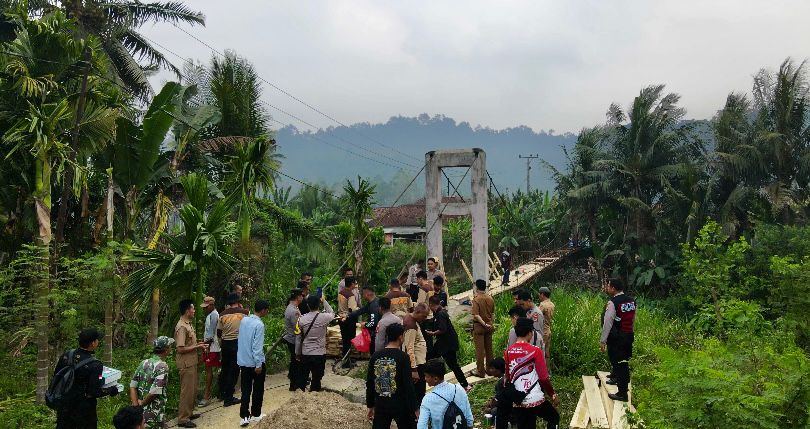 Kapolres Pimpin Renovasi Jembatan Gantung Penghubung Pekon Tanjung Raja dan Tanjung Jati di Cukuh Balak