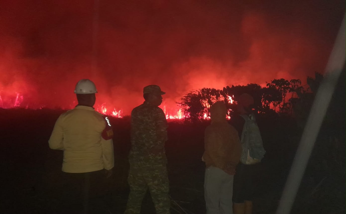 Polsek Pulau Panggung dan Instansi Terkait Bersama Warga Padamkan Kebakaran Lahan di Ulu Belu