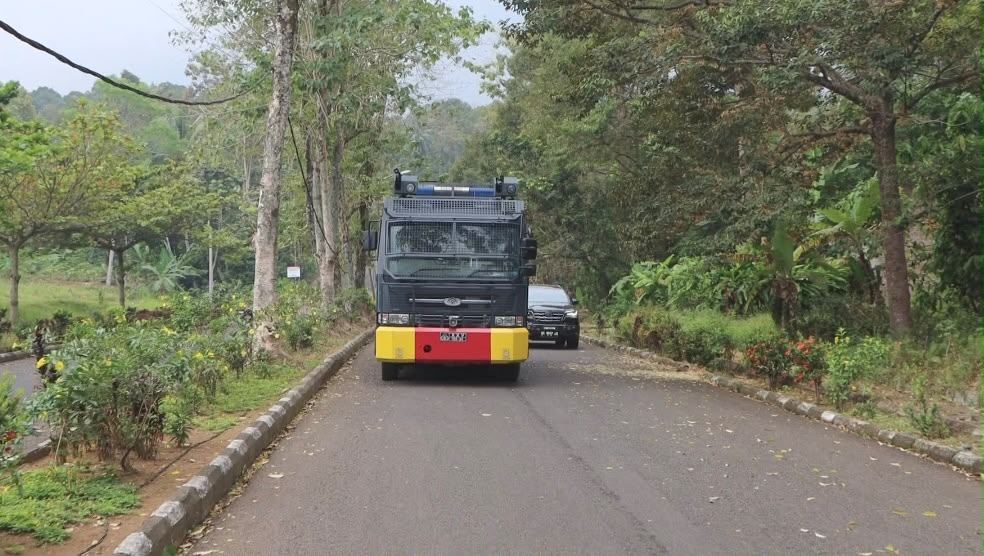 Terjunkan Water Canon, Polres Tanggamus Siram Debu Vulkanik di Jalan Komplek Pemkab Tanggamus